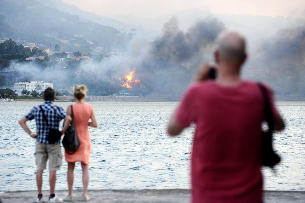 Sicilija gori: Požari rasplamsani zbog vrućina i vetra (FOTO) (VIDEO)