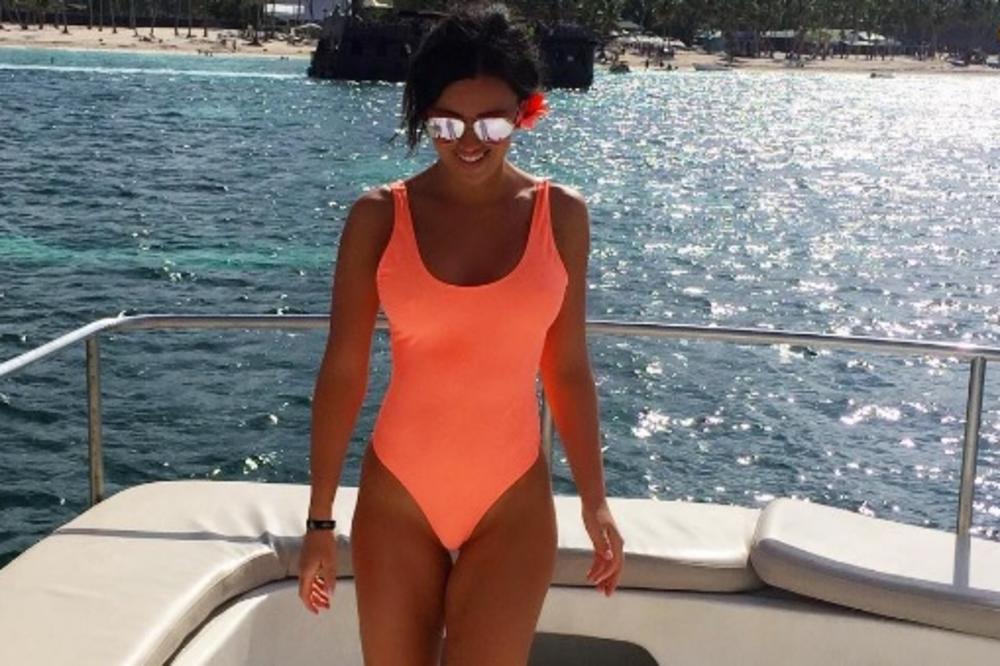 Stanija raširila noge i opalila selfi! A gaćice? Providne! (FOTO)