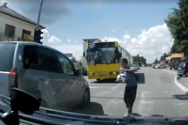 Za dlaku da ubije dete! Da li je vozač iz Sremčice najbahatiji lik na zemaljskoj kugli?! (VIDEO)