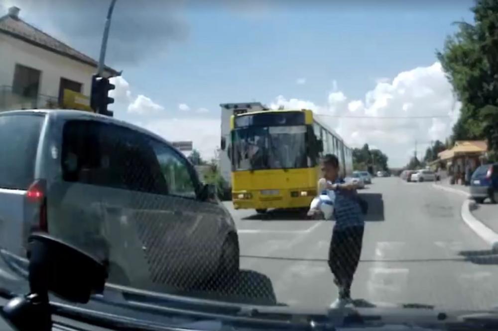 Za dlaku da ubije dete! Da li je vozač iz Sremčice najbahatiji lik na zemaljskoj kugli?! (VIDEO)