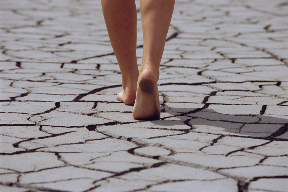 Kako da se na brzinu rešite zadebljalih peta? (FOTO) (GIF)