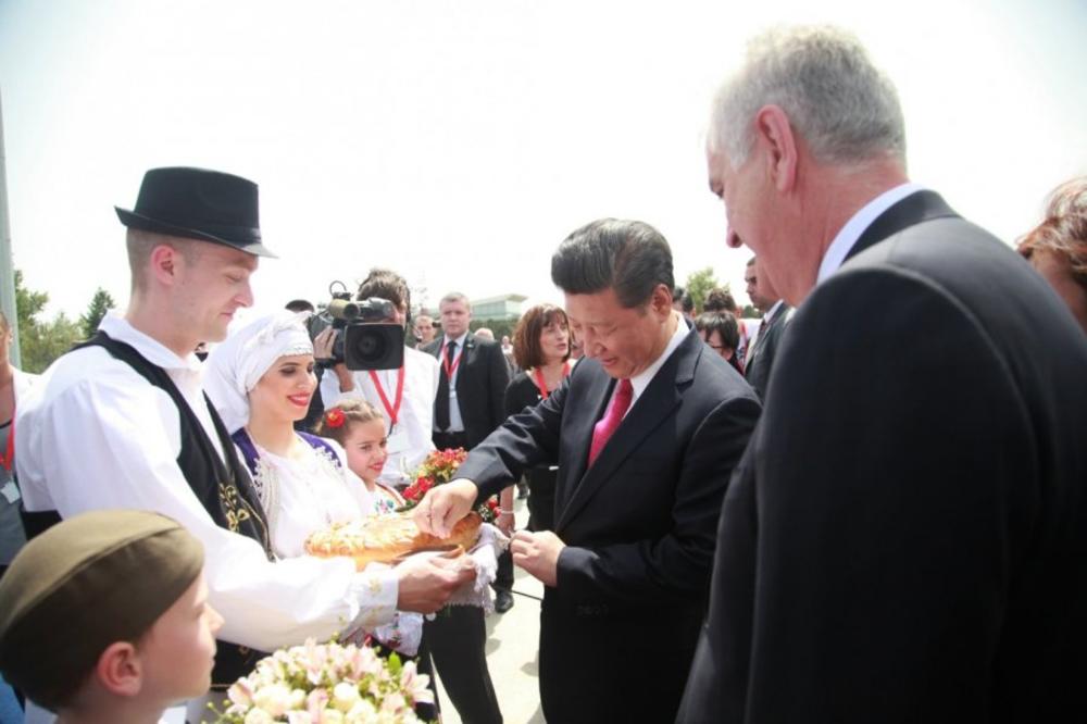 So, pogača i crveni tepih za predsednika Kine, a evo i kako on parla srpski! (FOTO)