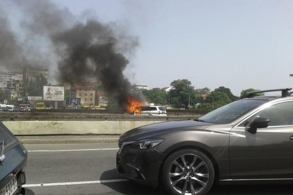 Autokomanda u vatri i crnom dimu! Totalni haos, zapalio se auto! (FOTO)