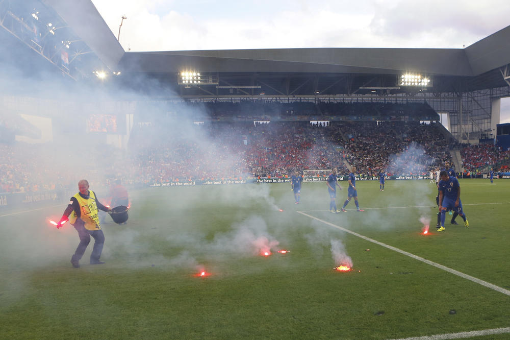 Hrvati traže zatvor za osobe koje su izazvale prekid utakmice! (FOTO)