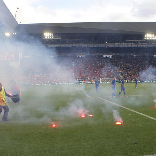 Hrvati traže zatvor za osobe koje su izazvale prekid utakmice! (FOTO)