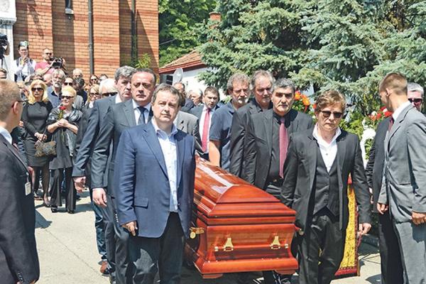 Oproštaj od Mande: Kakva simbolika - Nosio mu kovčeg, a sad će počivati pored njega