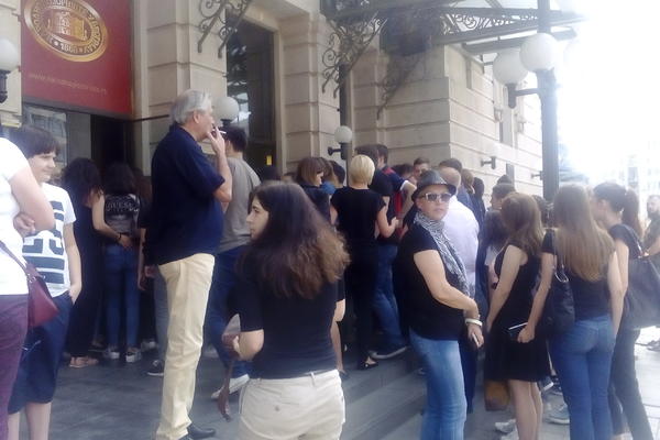 Počela komemoracija Mandi: Gužva na ulazu, cela glumačka elita je tu...