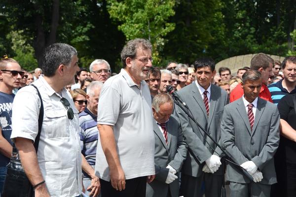 Reči Bode na Mandinom grobu rasplakale bi i kamen: Milorade, samo mirno, reka teče... (FOTO)
