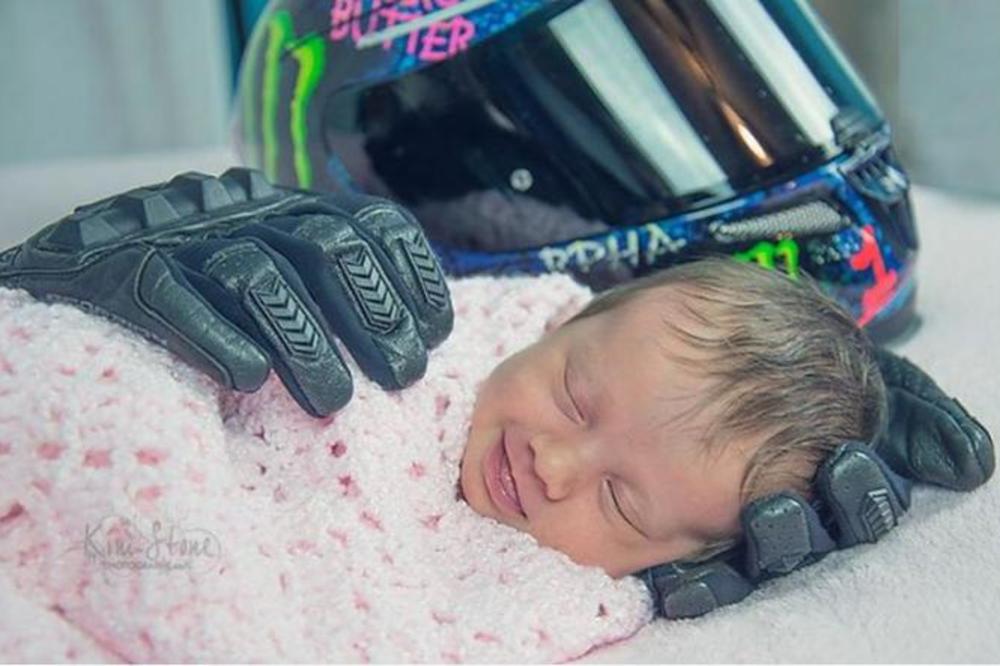 Milioni su plakali kad su videli sliku ove bebe - jer njen osmeh krije strašnu tragediju! (FOTO)