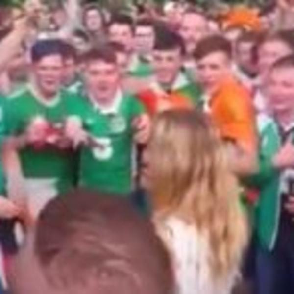 Njih 100 pevalo je serenadu jednoj lepoj Francuskinji!