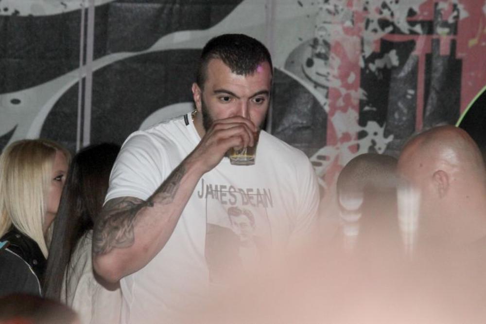 PEKOVIĆ MALTRETIRAO GOSTE U DISKOTECI: Proslavljeni košarkaš bahatim ponašanjem dovodio ljude do ludila! (FOTO)