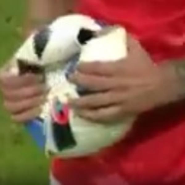 Gde pazarite, kod Kineza? Posle oštrog duele pukla lopta na meču Francuske i Švajcarske! (VIDEO)