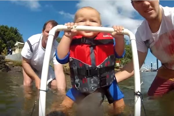 Sumanuto ili genijalno?! Beba koja još ne hoda - skija na vodi! (VIDEO)