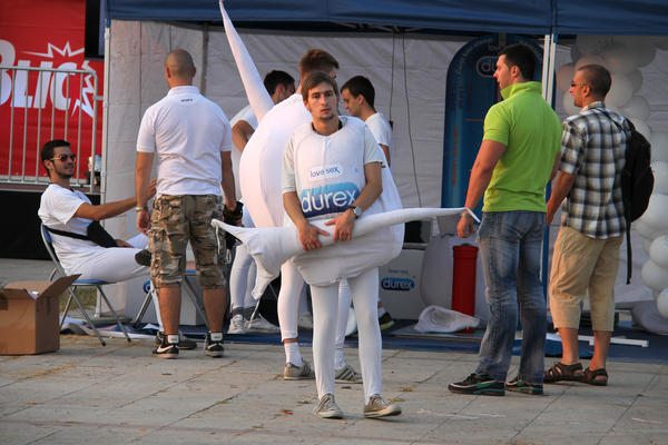 Rusi su zabranili Durex kondome, a reakcije na internetu su burne! (GIF)