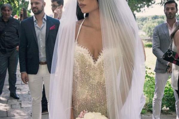Švonja nam  napokon pokazala venčanicu: Lepšu mladu, a ni dublji dekolte niste videli!