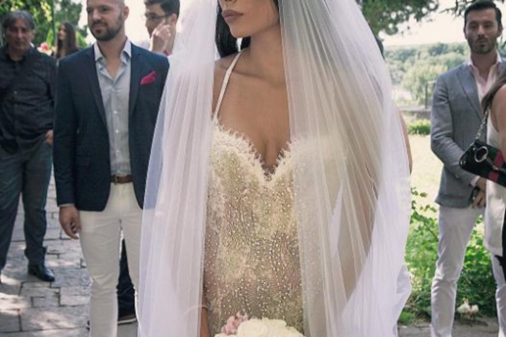 Švonja nam  napokon pokazala venčanicu: Lepšu mladu, a ni dublji dekolte niste videli!