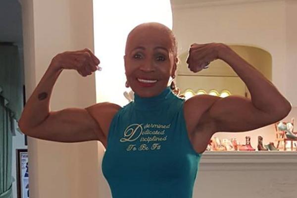 Ova baba (80) ima perfektno telo: Kada je budete videli celu, neće vam biti dobro! (FOTO) (VIDEO)