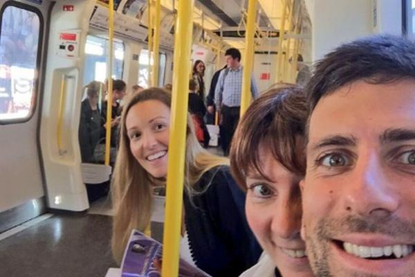 Gradsko dete: Novak zna najbolji način da izbegne gužvu u Londonu! (FOTO)