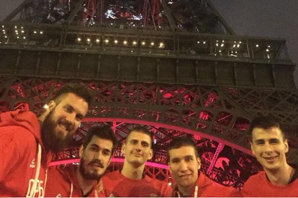 Videli toranj: Noćni let Orlova iznad Pariza! (FOTO)