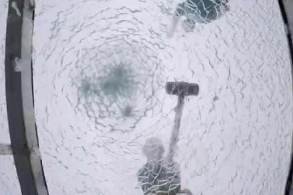 Kako da proverite sigurnost staklenog mosta! Ogromnim čekićem! (VIDEO)