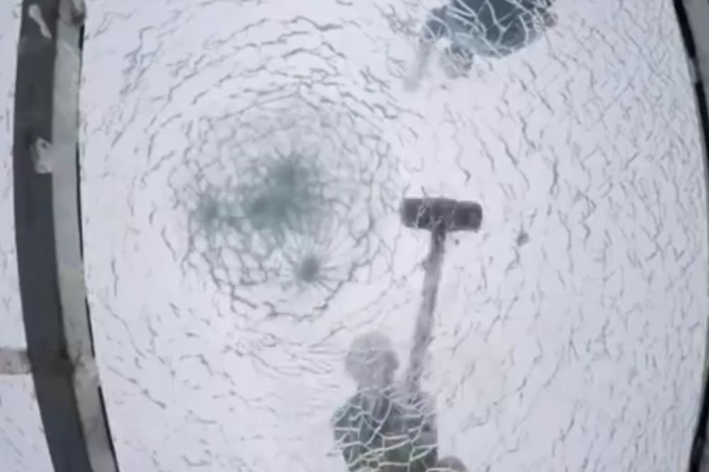 Kako da proverite sigurnost staklenog mosta! Ogromnim čekićem! (VIDEO)