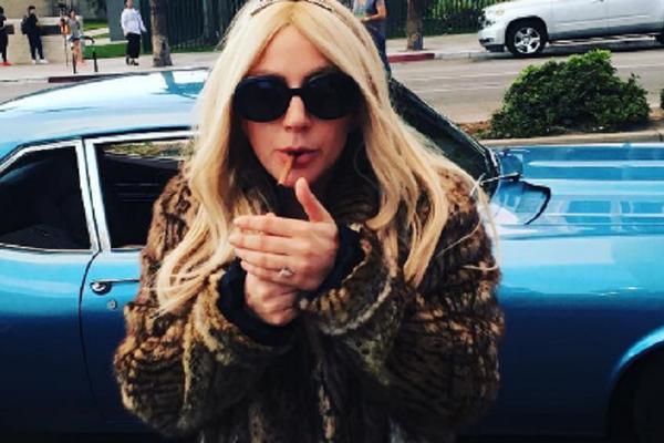 Kakva katastrofa: Lejdi Gaga bez šminke šokirala fanove! (VIDEO)