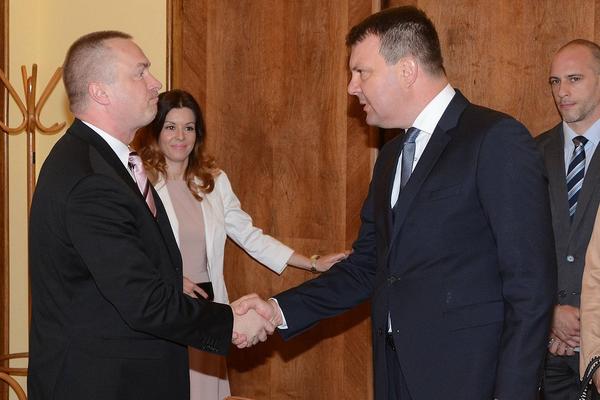 Kiseli osmeh i blagi bol u grudima: Posle 12 godina Pajtić se oprostio od fotelje! (FOTO)