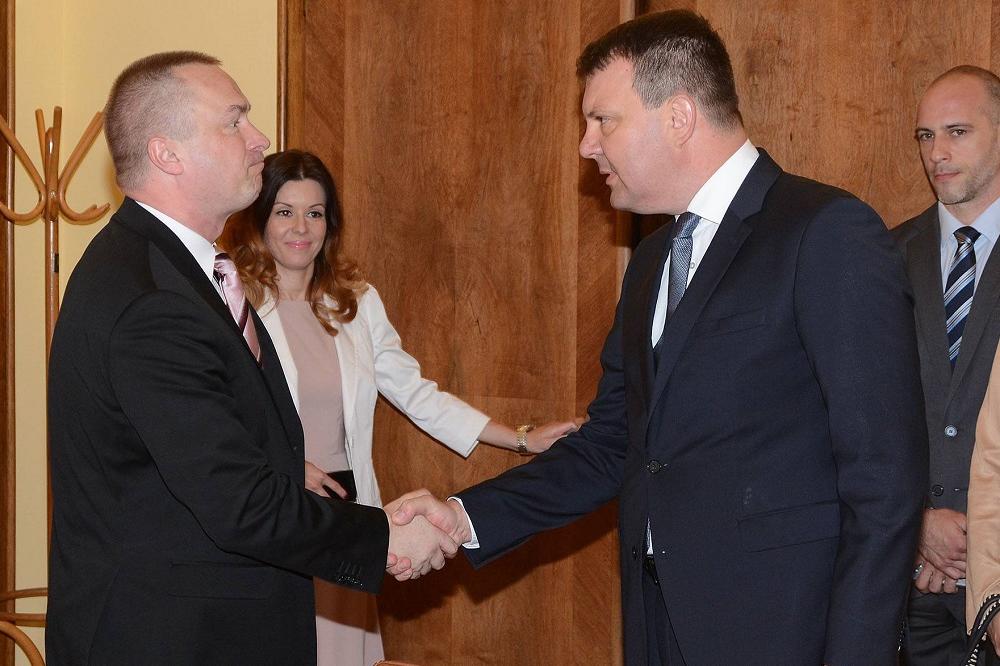 Kiseli osmeh i blagi bol u grudima: Posle 12 godina Pajtić se oprostio od fotelje! (FOTO)