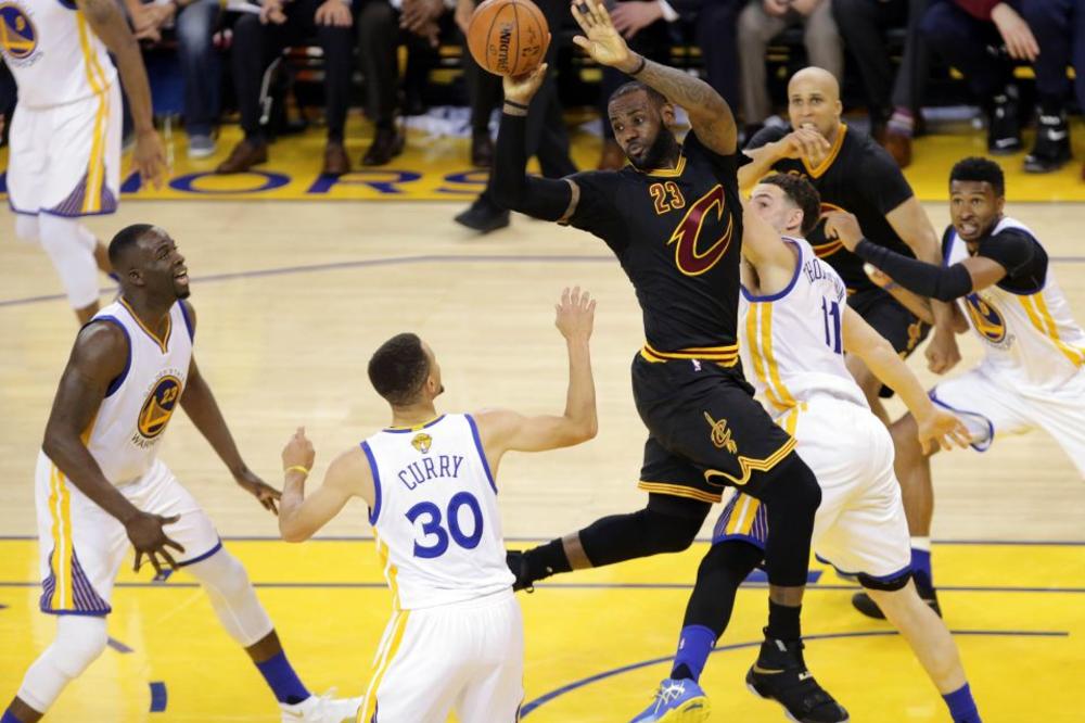 Snimak koji najbolje pokazuje koliko je Lebron izdominirao protiv Voriorsa! (VIDEO)
