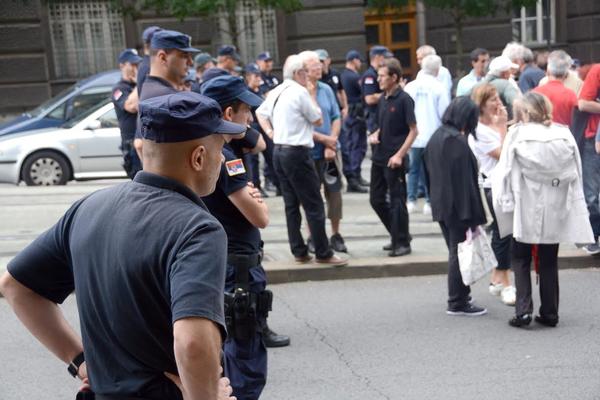 MAJKE NISU MAFIJA: Žene DS najavile protest ispred Vlade! (FOTO)