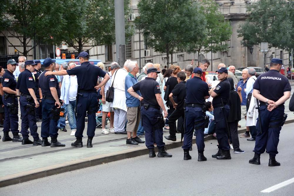 LOPOVI, BAGRO, BANDO! Holanđanin srpskog porekla dobio 30.000 dinara kazne zbog dobacivanja političarima u Preljini!