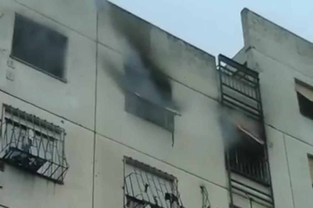 Izgoreo stan u Gandijevoj ulici! Vatrogasci sprečili da plamen ne zahvati ceo sprat! (VIDEO)