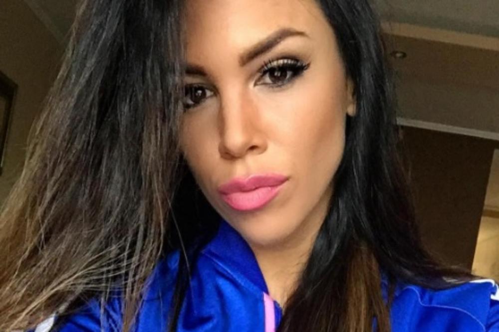 Ona je tako SEKSI: Kaja u DEKOLTEU do pupka ZAPALILA društvene mreže, a tek pegice po licu...WOW (FOTO)