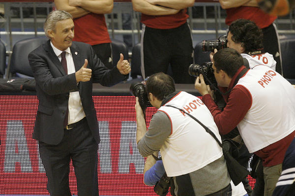 FUDBAL JE RELIGIJA U NEMAČKOJ, ALI JE PEŠIĆ KOŠARKAŠKI BOG: Nosili majice sa njegovim likom, a na ZLATO još čekaju