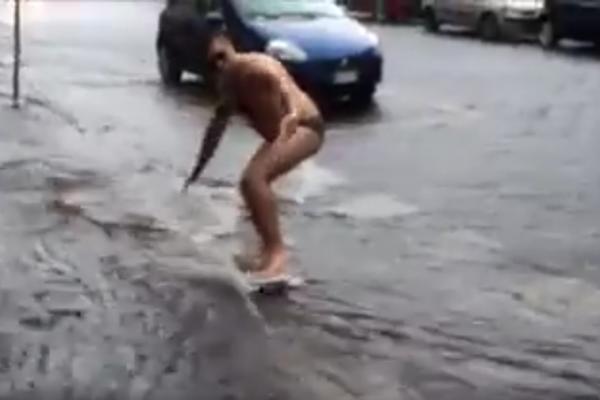 Istripovao bazen: Neki su bežali od nevremena, a ovaj car je pljusak iskoristio maksimalno (VIDEO)