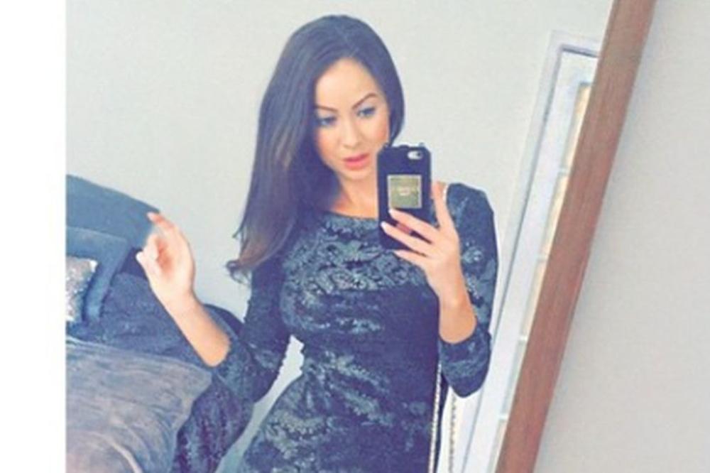 Premijerligaški fudbaleri strepe: Ko je snimljen u akciji sa prsatom rijaliti zvezdom! (FOTO)