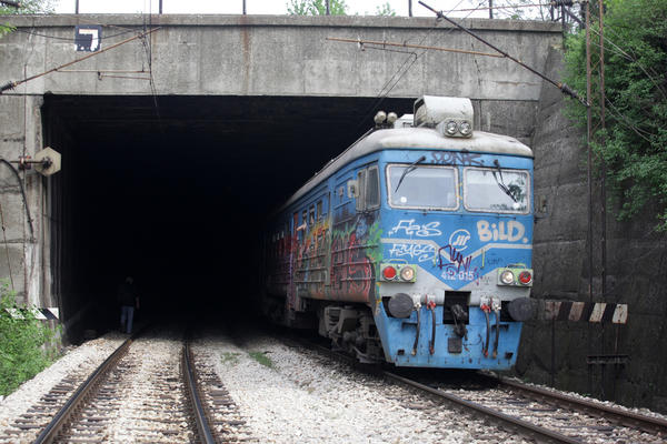 TRAGEDIJA: Voz pregazio ženu u Tošinom bunaru, železnički saobraćaj u prekidu