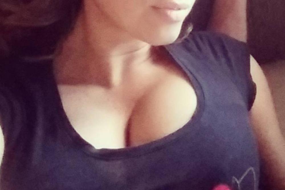 BUJNE GRUDI, GOLE NOGE I VELIKA ZADNJICA! Pogledajte kako se samo skinula i mami poglede