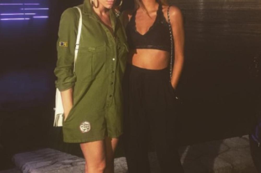 Naša poznata pevačica izgleda kao tinejdžerka, a ćerka joj je vrh riba! Znate li ko je? (FOTO)