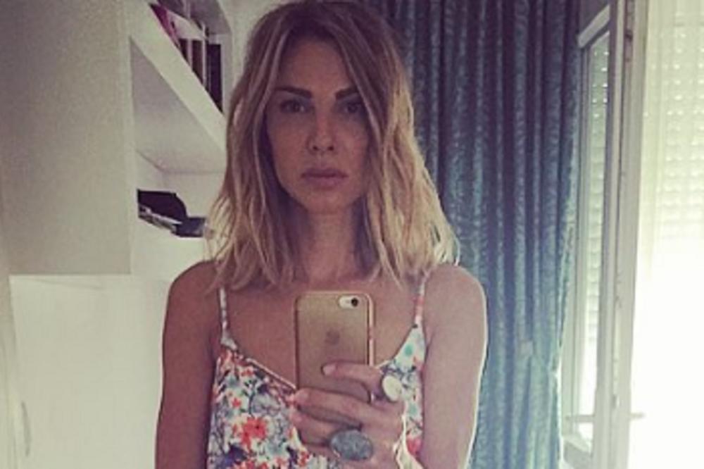 PIJEM da bih utopila svoju BOL! PEVAČICA ZABRINULA FANOVE, a onda je usledilo neočekivano objašnjenje! (FOTO)