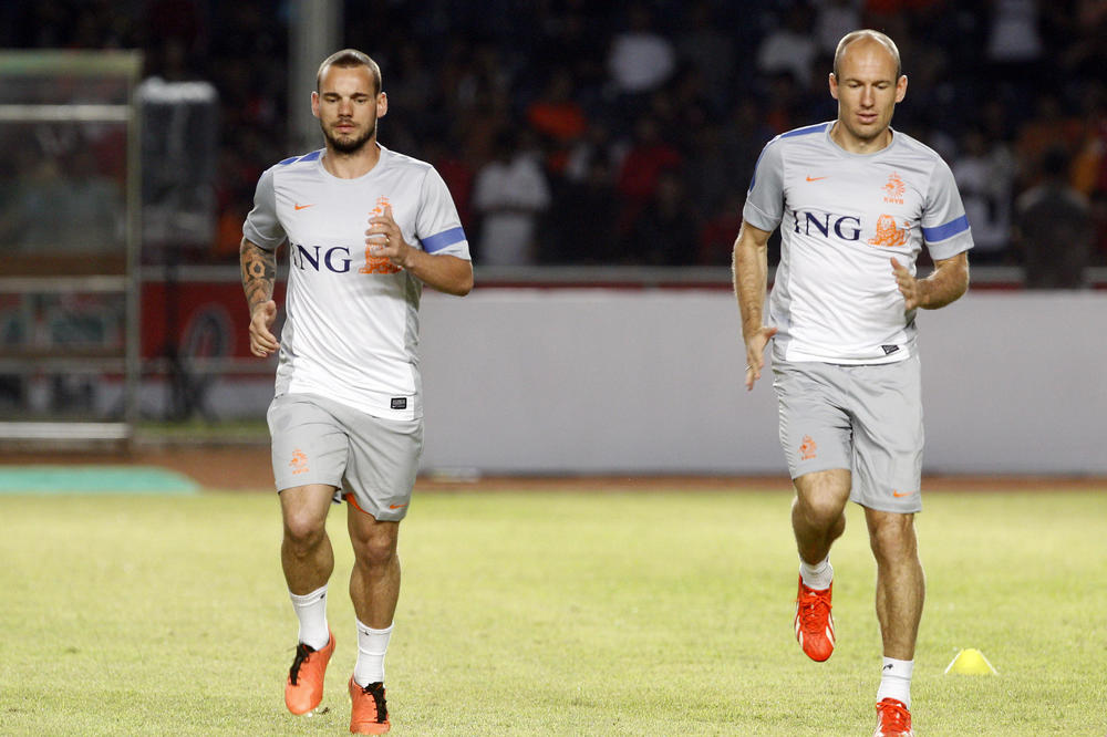 UHAPŠEN LEGENDARNI HOLANDSKI FUDBALER: Pao u rodnom gradu, dok je komšiji nanosio teror! Sve se vidi na snimku!