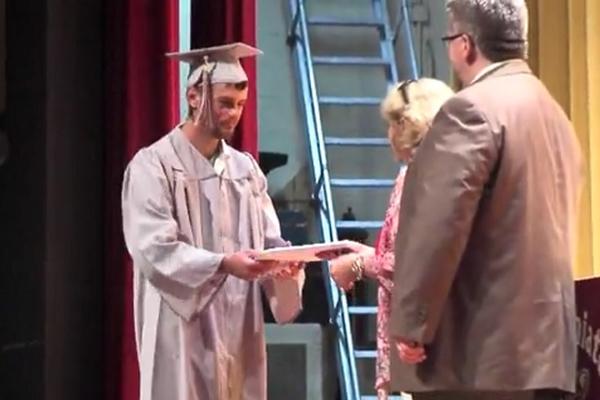 Bio je u komi i propustio je maturu: Njegova škola je uradila nešto fenomenalno za njega (FOTO) (VIDEO) (GIF)