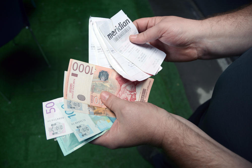 Pljunite u ruku - DOBIJATE U KLADIONICI, a ako hoćete da izbegnete nesreću...Ova narodna verovanja kruže Srbijom, a da li su zaista tačna?