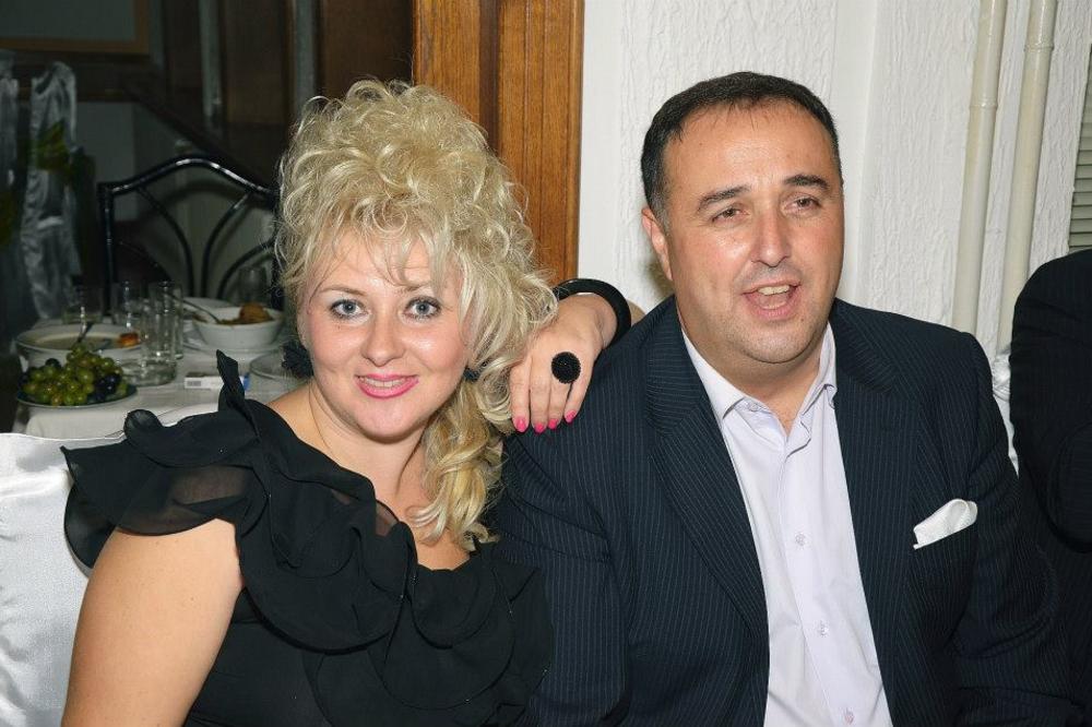 Terao ženu da se sredi, a sad kipi od ljubomore! Babiću krivo što mu se supruga modira! (FOTO)