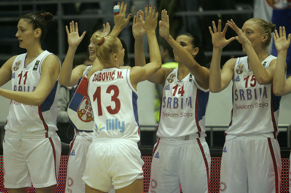 Ne, nije vam sunce udarilo u glavu, nego vrela tela srpskih košarkašica na plaži! (VIDEO)