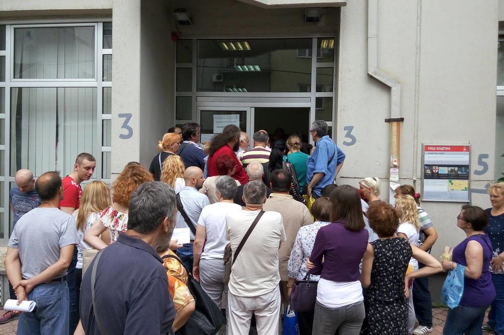 NEZAPAMĆENI REDOVI ZA PASOŠ: Ljudi spavaju na stepenicama i dolaze u PONOĆ, slobodni termini tek u avgustu!