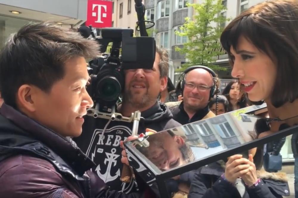 I to je umetnost: Pustila je da joj pipkaju intimne delove, nasred ulice! (VIDEO)