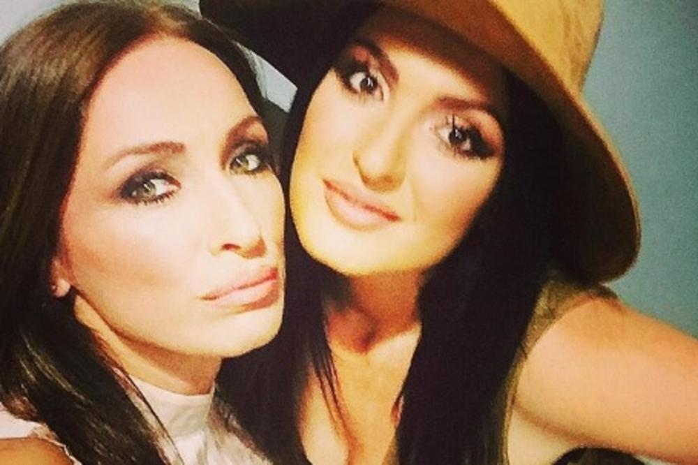 Pa zar ona?! Nećete verovati ko je uzor Đoganijevoj ćerki! (FOTO)