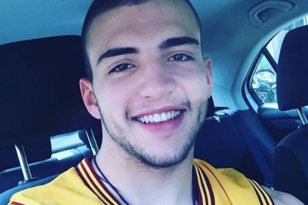 Ocrtao mu se! Veljko Ražnatović se fotkao, ali mu je jedna stvarčica promakla! (FOTO)