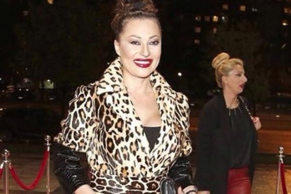 Grudi prelivaju, crna uska majičica i seksi čizme: Ceca razbila sa izgledom na novom albumu! (VIDEO)